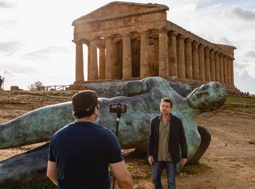 Scena della serie TV Màkari con Claudio Gioè