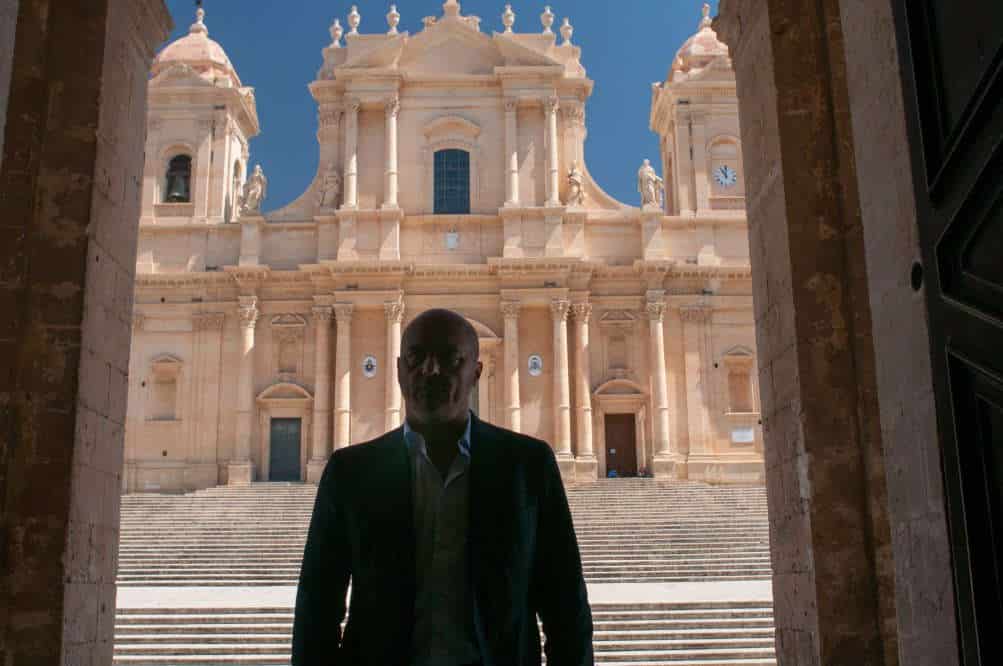 Montalbano con la Cattedrale di Noto sullo sfondo